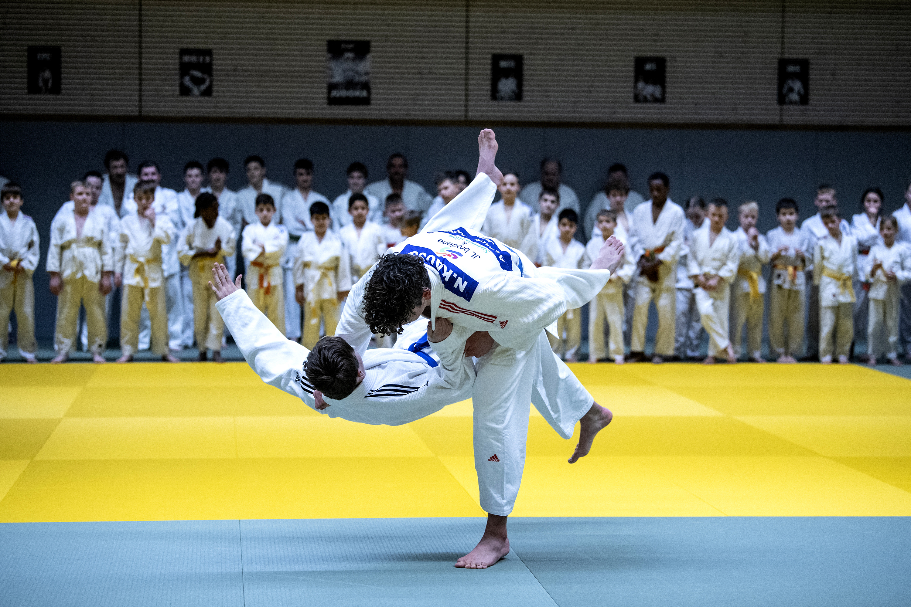 Enfants pratiquant le judo
